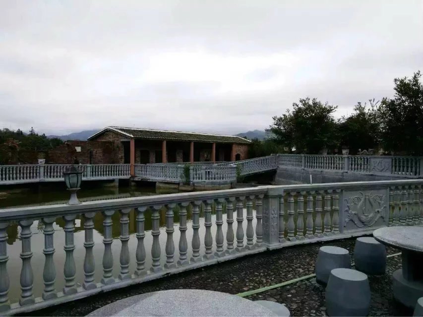 流（liú）線型廊柱 (2).jpg