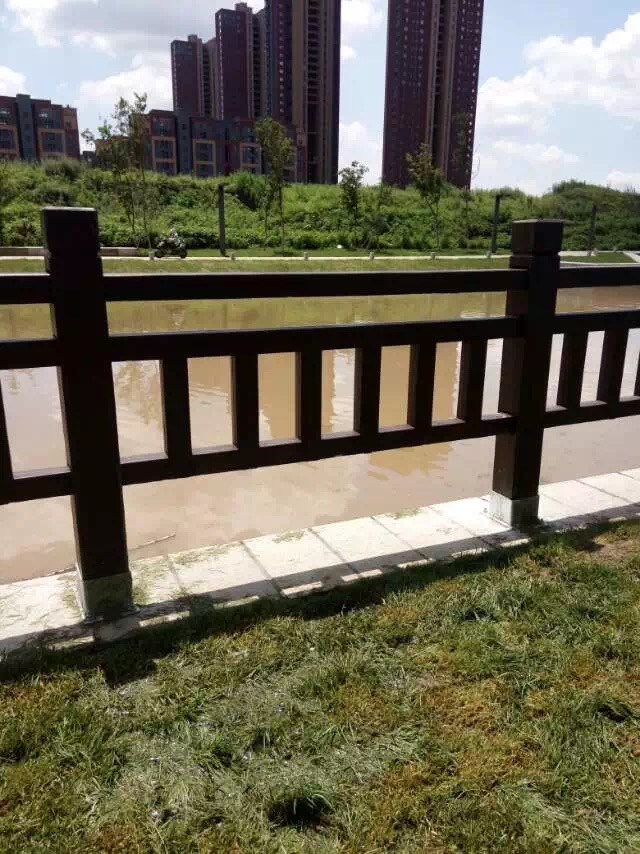1.8米仿木（mù）護欄  (18).JPG