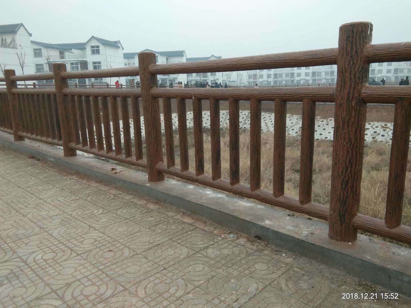 1.8米梯狀仿樹皮護（hù）欄 (5).jpg