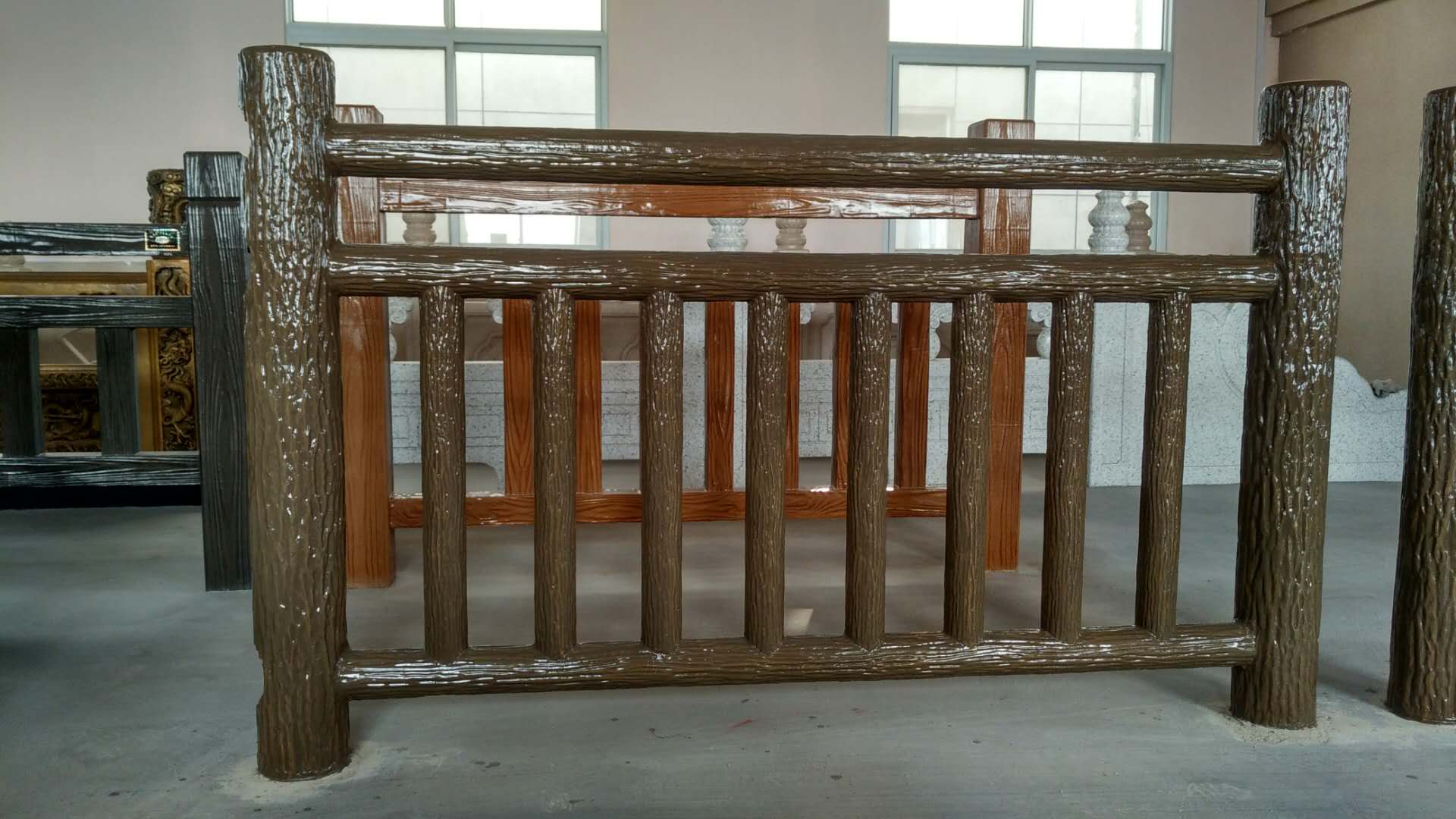 1.8米梯狀仿樹皮護欄 (4).jpg