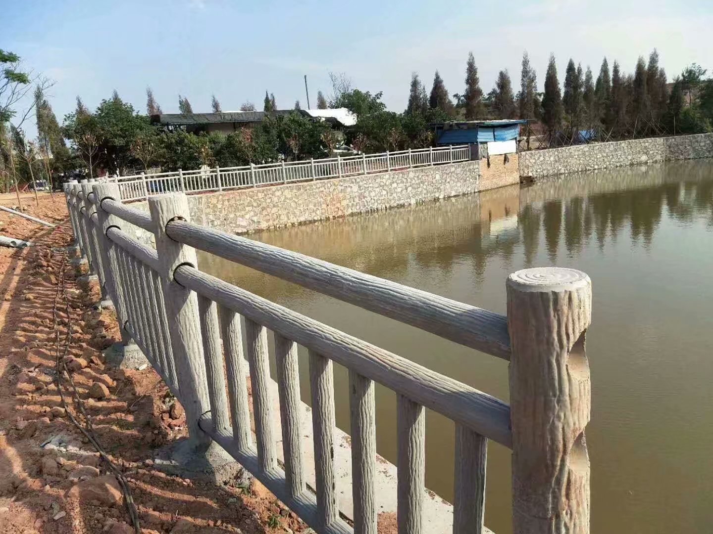 1.8米梯狀仿樹皮護欄 (13).jpg