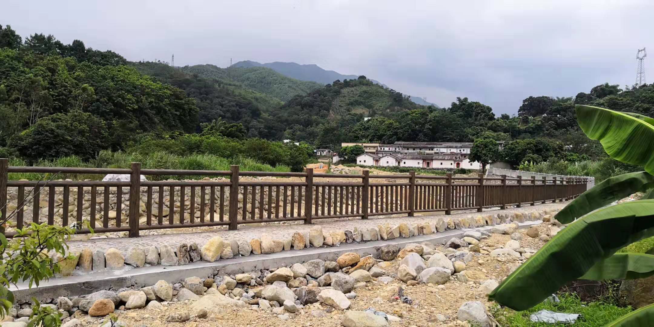 1.8米梯狀仿樹皮護（hù）欄 (6).jpg