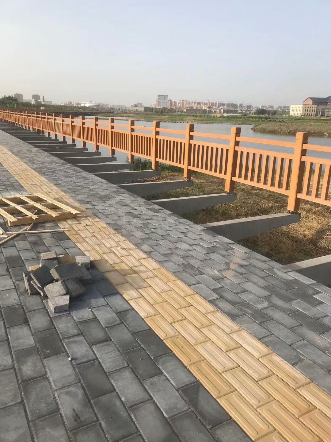 1.8米國標（biāo）仿木護欄 (3).jpg