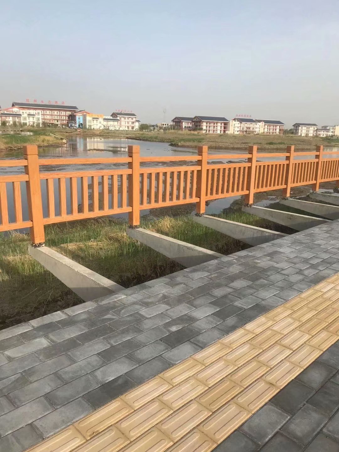 1.8米國標仿木護欄（lán） (2).jpg