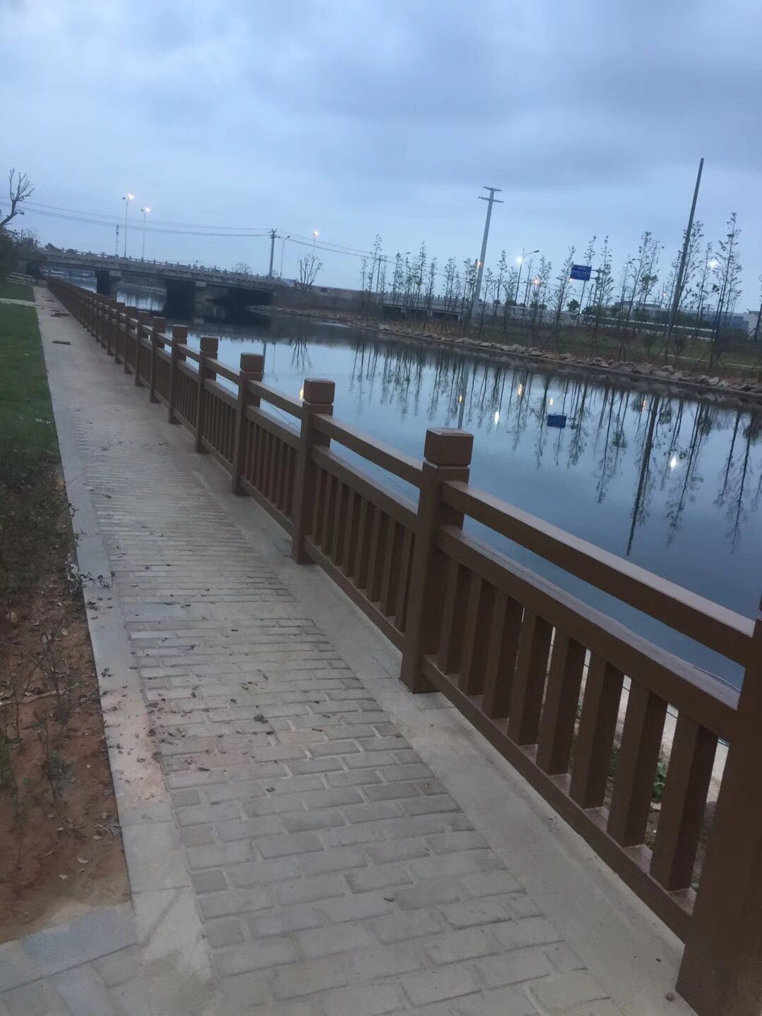 1.8米國標（biāo）仿木護欄 (12).jpg