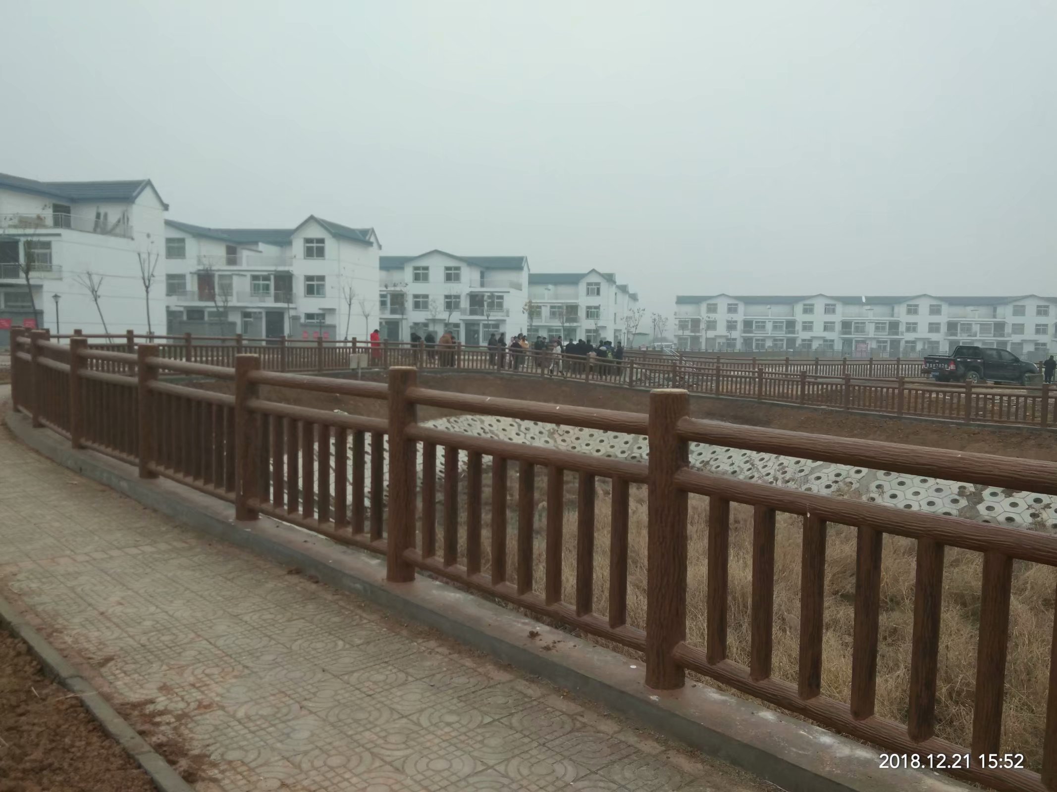 1.8米梯狀仿樹皮護欄 (2).jpg